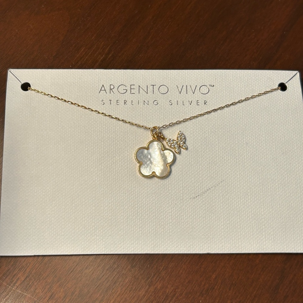 Sargento Vivo gold/mother of pearl necklace.